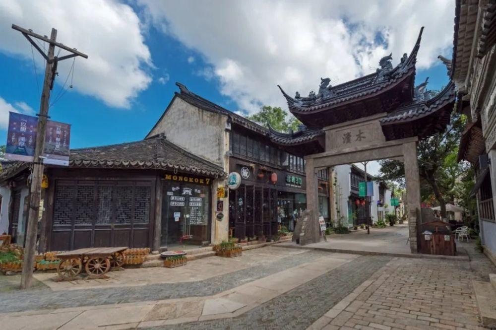 百练不如一蹲,每天蹲墙5分钟,对颈椎腰椎有好处,还能帮助减肥